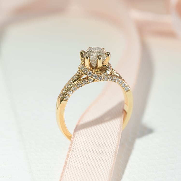 Halo zásnubní prsten se salt and pepper diamantem Heshmy 122027