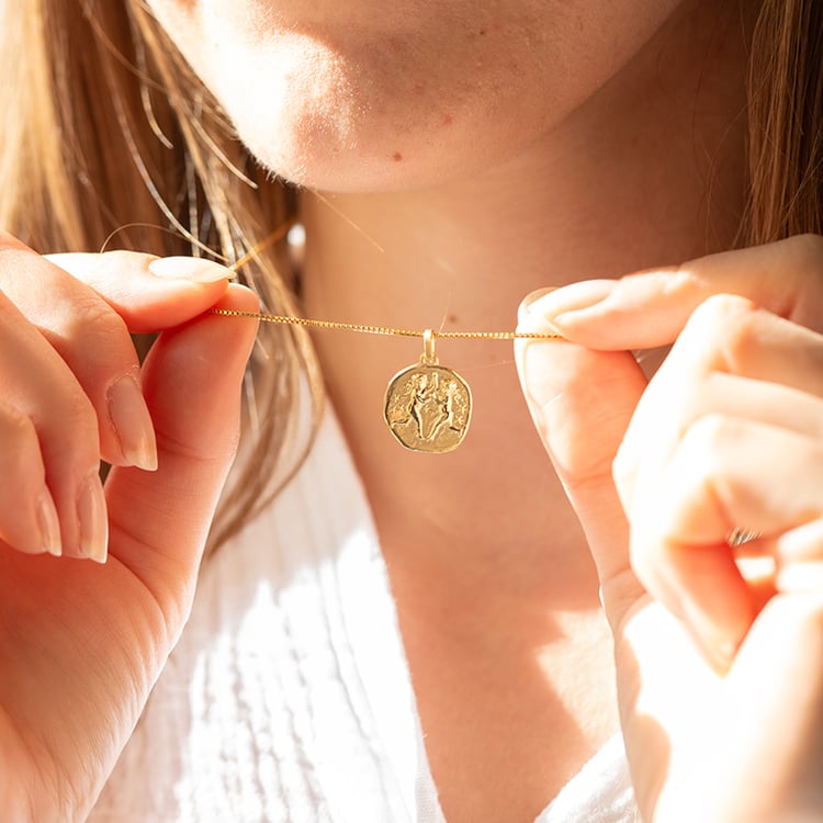 Zlatý přívěsek se symboly znamení zvěrokruhu 145603