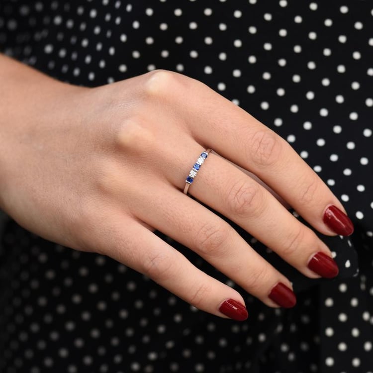 Platinový eternity prsten s diamanty a safíry 27061