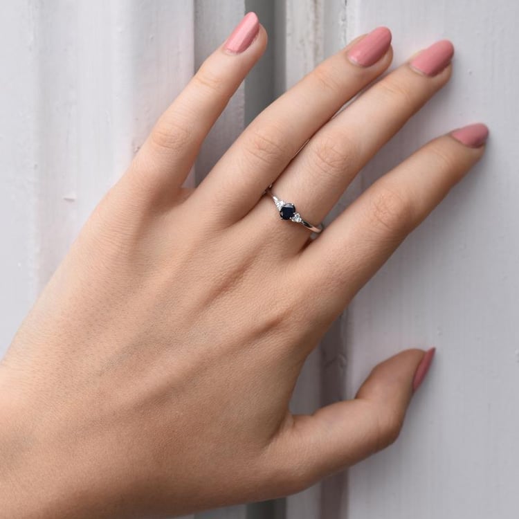 Prsten s modrým safírem a diamanty ze žlutého zlata 45149