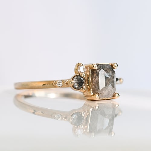 Prsten se salt and pepper diamantem a lab-grown diamanty Kenya