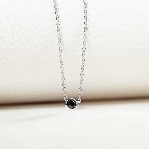 Minimalistický náhrdelník s černým diamantem Glosie