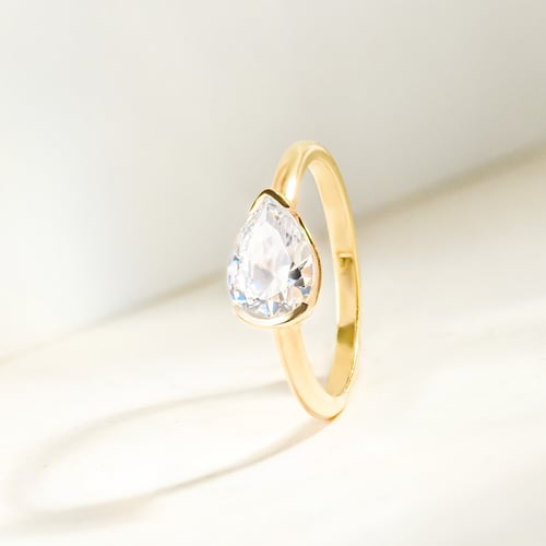 Zásnubní prsten s half-bezel pear diamantem Timarete