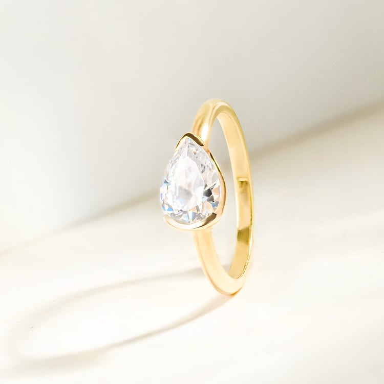 Zlatý prsten s half-bezel pear diamantem Timarete 164179