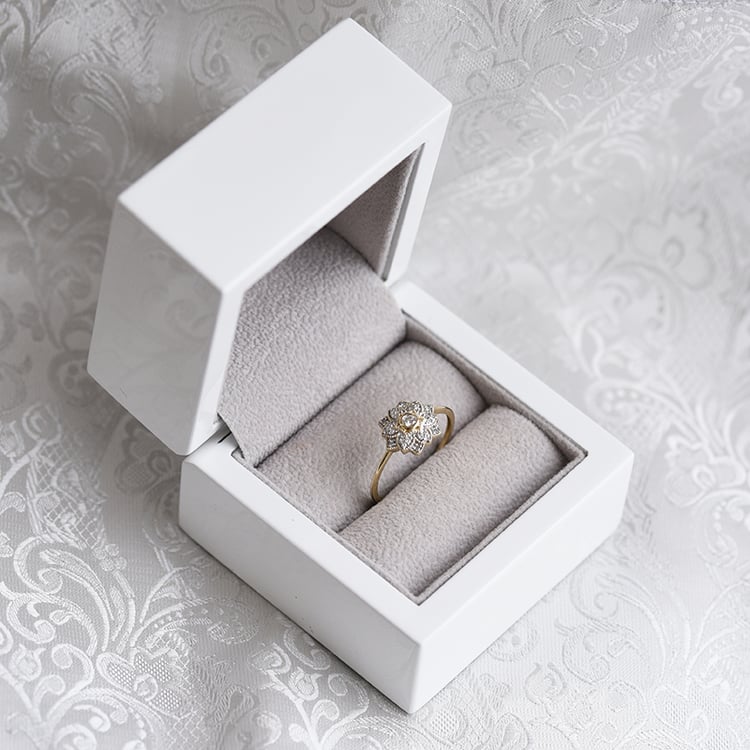 Prsten s diamantovou květinou 64265