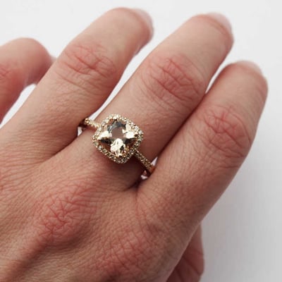 Zlatý prsten s morganitem