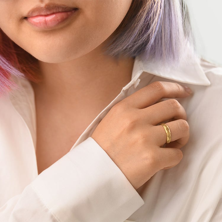 Matné tepané snubní prsteny ze zlata Zvezda 156814