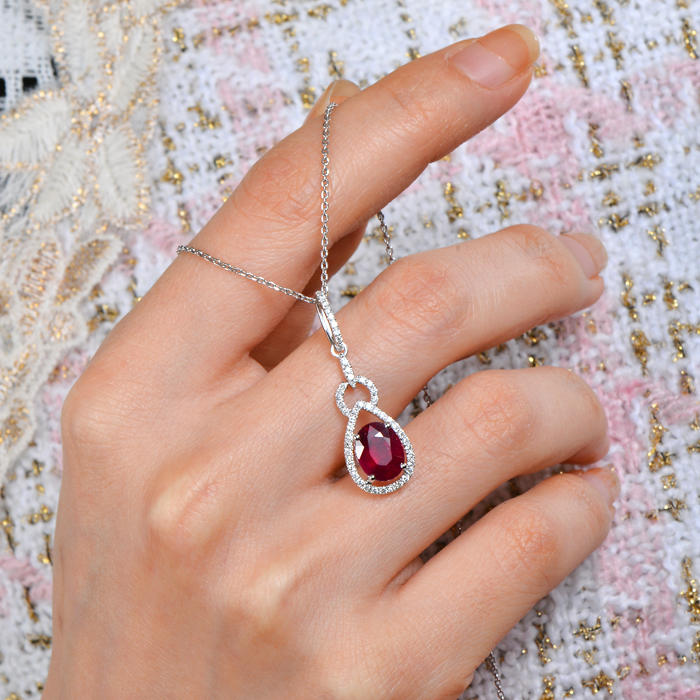 Náhrdelník z bílého zlata s rubínem 5662
