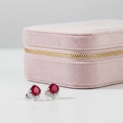 Stříbrné náušnice se simulovanými rubíny Kosta