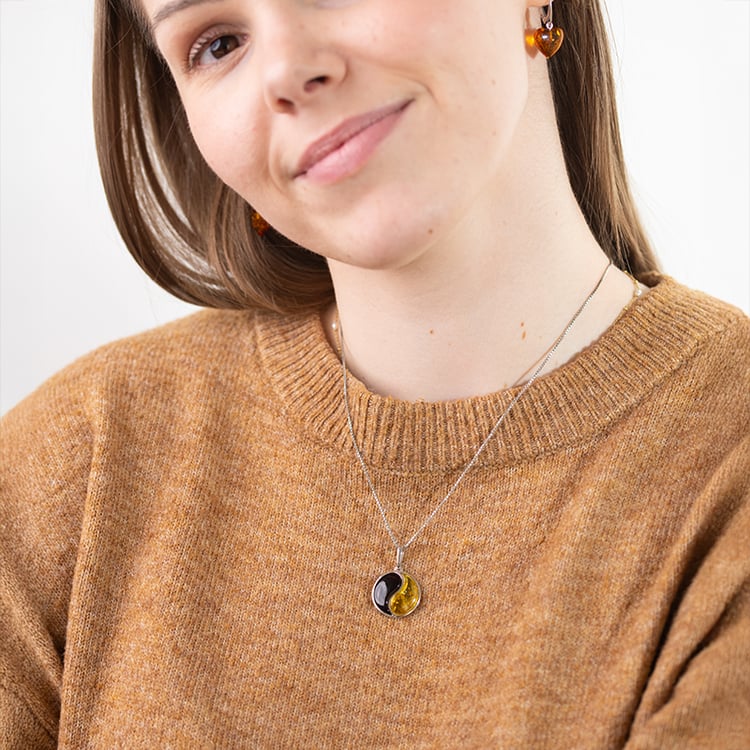 Stříbrný jantarový přívěsek se symbolem Jin Jang 150893