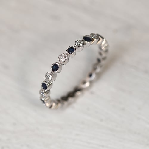 Dámský eternity prsten s diamanty a safíry a pánským komfortní prsten Catalin