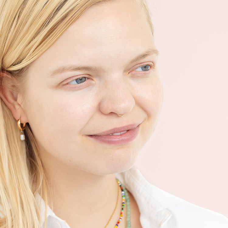 Zlatý septum piercing s bílým topazem Arla 124497