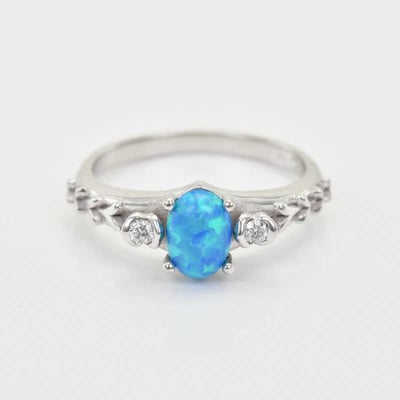 Prsten s modrým opálem