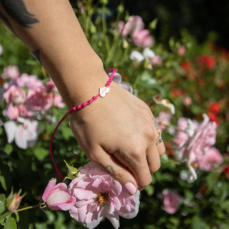 Stříbrný šňůrkový srdcový náramek s gravírem a diamantem Kristie 108793