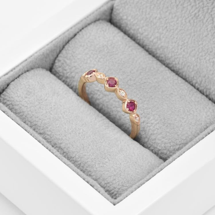 Eternity prsten s rubíny a zirkony z pozlaceného stříbra 45154