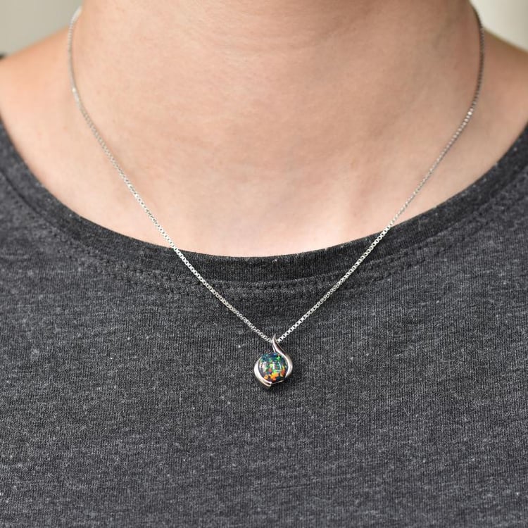 Černý opál ve stříbrném náhrdelníku 3140