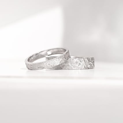 Snubní prsteny s atypickým povrchem Lays