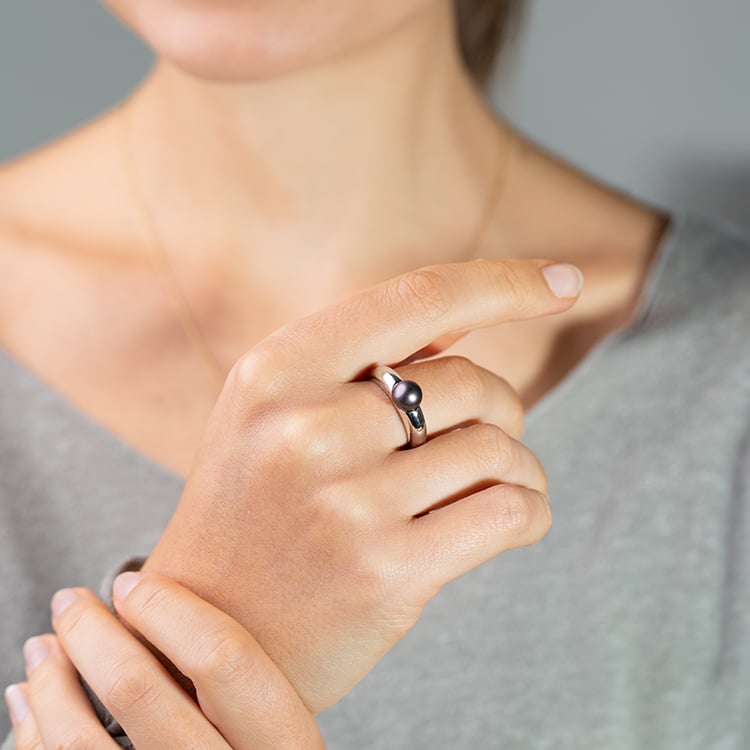 Zlatý prsten s černou perlou Racel 146166