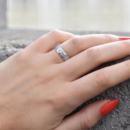 Matné snubní prsteny s reliéfem Veste