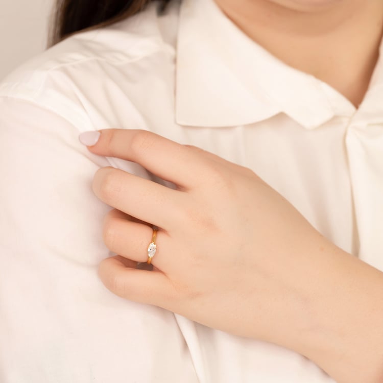 Zlatý prsten s half-bezel marquise lab-grown diamantem Berenike 164569