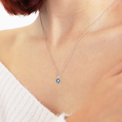 Modré diamanty v květinovém přívěsku Shayne