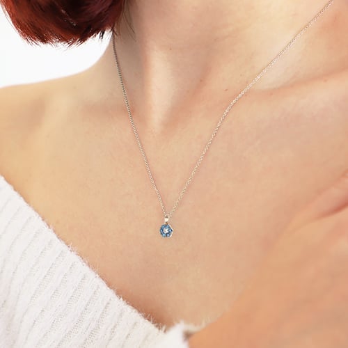 Modré diamanty v květinovém přívěsku Shayne
