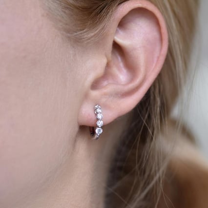 Kruhové náušnice zdobené diamanty Chay