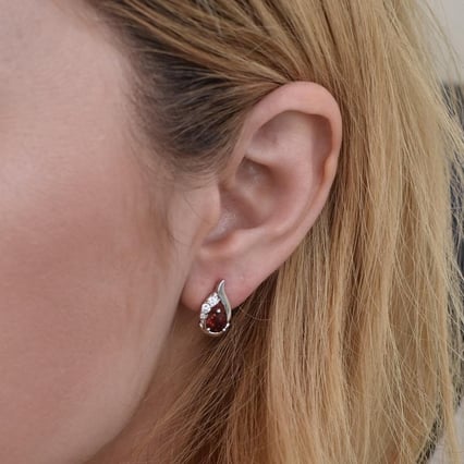 Granáty usazené ve stříbrné slze Edily