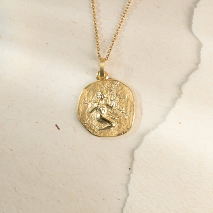 Zlatý přívěsek se symboly znamení zvěrokruhu Panna