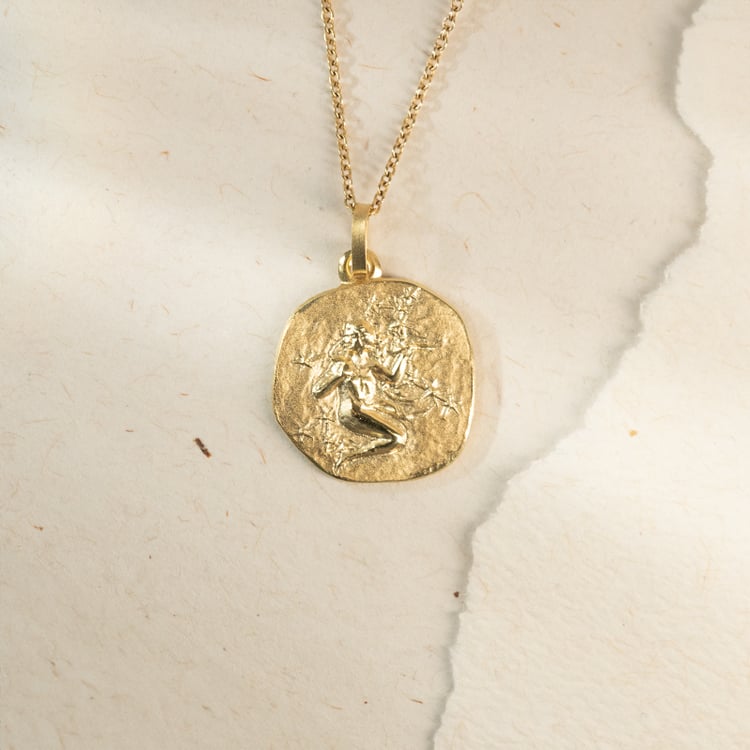 Zlatý přívěsek se symboly znamení zvěrokruhu 143655