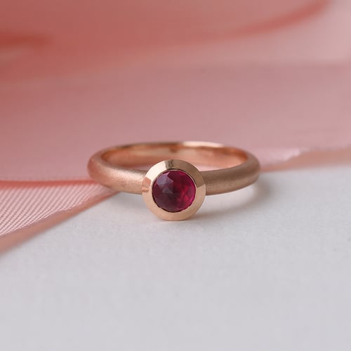 Zlatý prsten s rose cut rubínem Layla