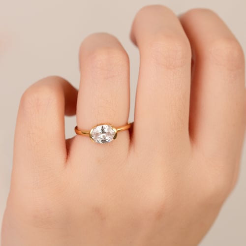 Zásnubní prsten s half-bezel oválným lab-grown diamantem Hortensia
