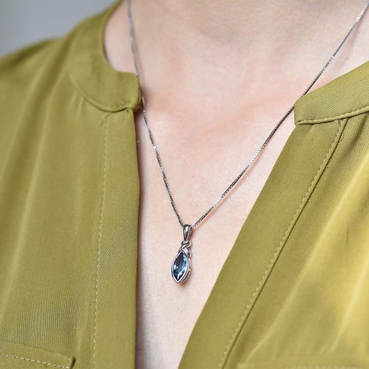 Stříbrný přívěsek s modrým topasem 14307