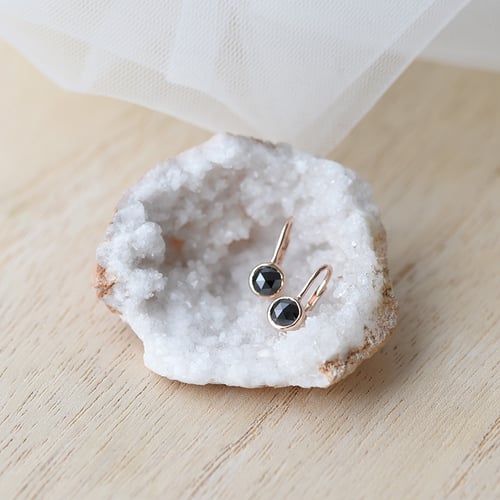 Zlaté visací náušnice s černými diamanty Maumo