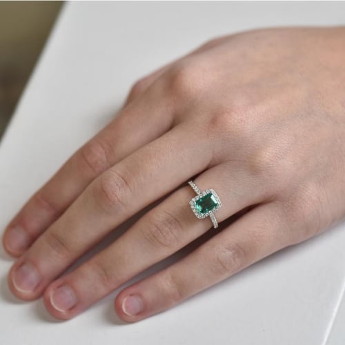 Smaragd ve zlatém prstenu s diamanty Cheniah