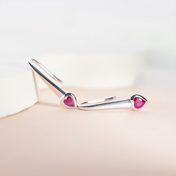 Visací náušnice s rubínovými srdíčky Levy 151230