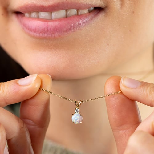 Přívěsek s bílým round opálem a diamantem Emolyna