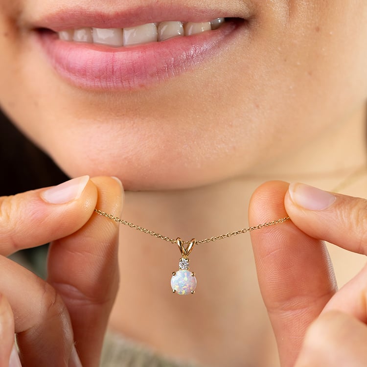 Přívěsek s bílým round opálem a diamantem Emolyna 147457