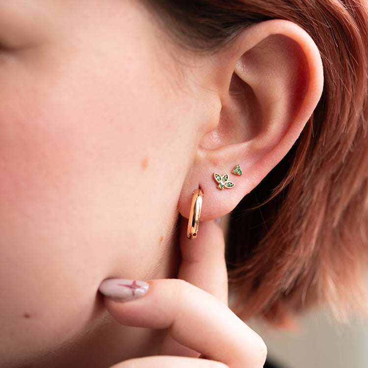 Zlatá piercing náušnice se smaragdy Amina 138290