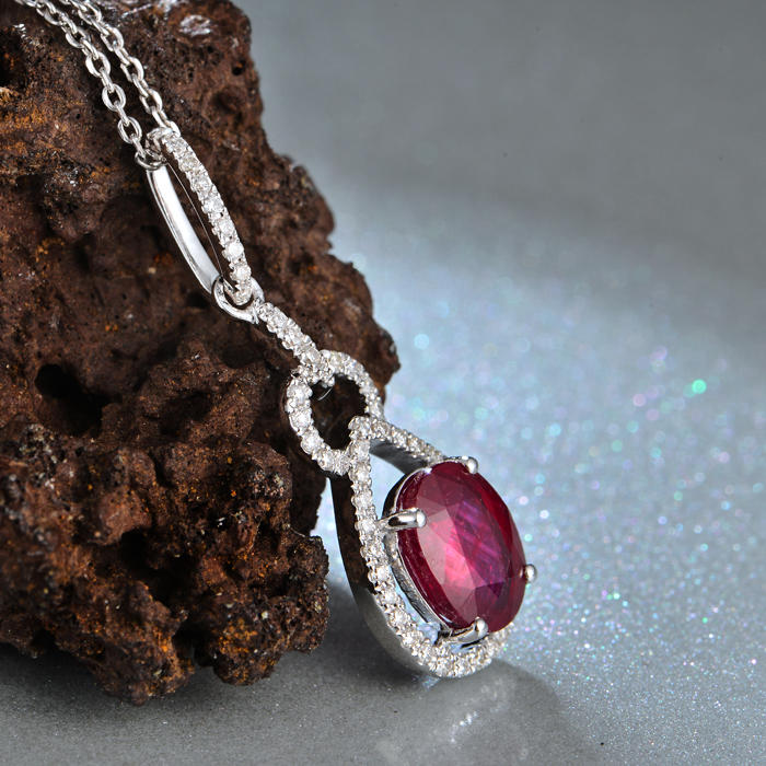 Náhrdelník s rubínem a diamanty 5659