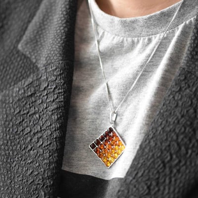 Stříbrný náhrdelník plný jantarů