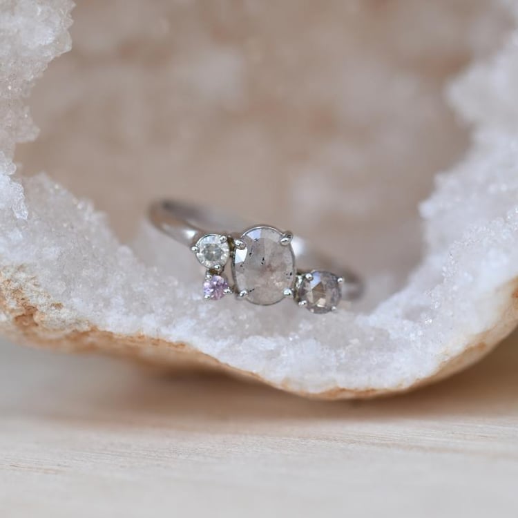 Netradiční prsten s diamanty a safírem 48982