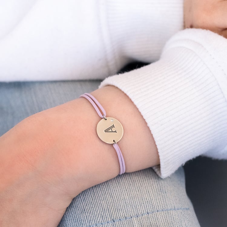 Šňůrkový náramek s diamantem a gravírem písmene Frey 122252