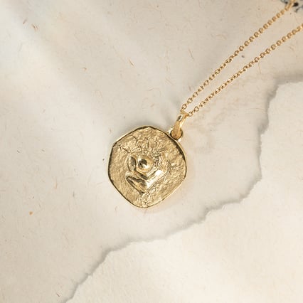 Zlatý přívěsek se symboly znamení zvěrokruhu Vodnář