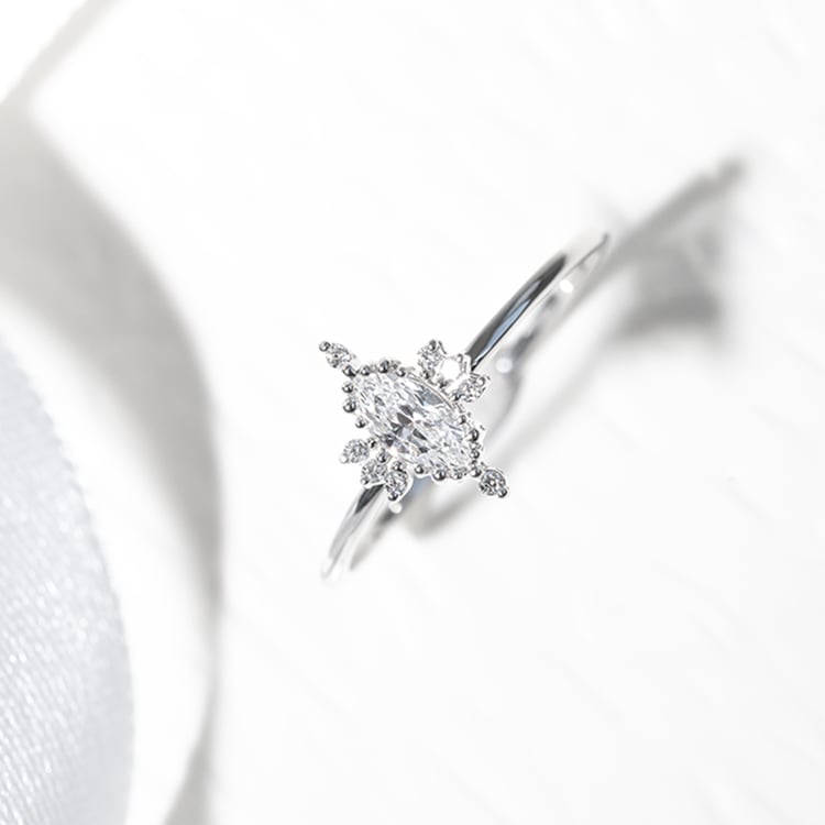 Zásnubní prsten s marquise diamantem Janne 126398