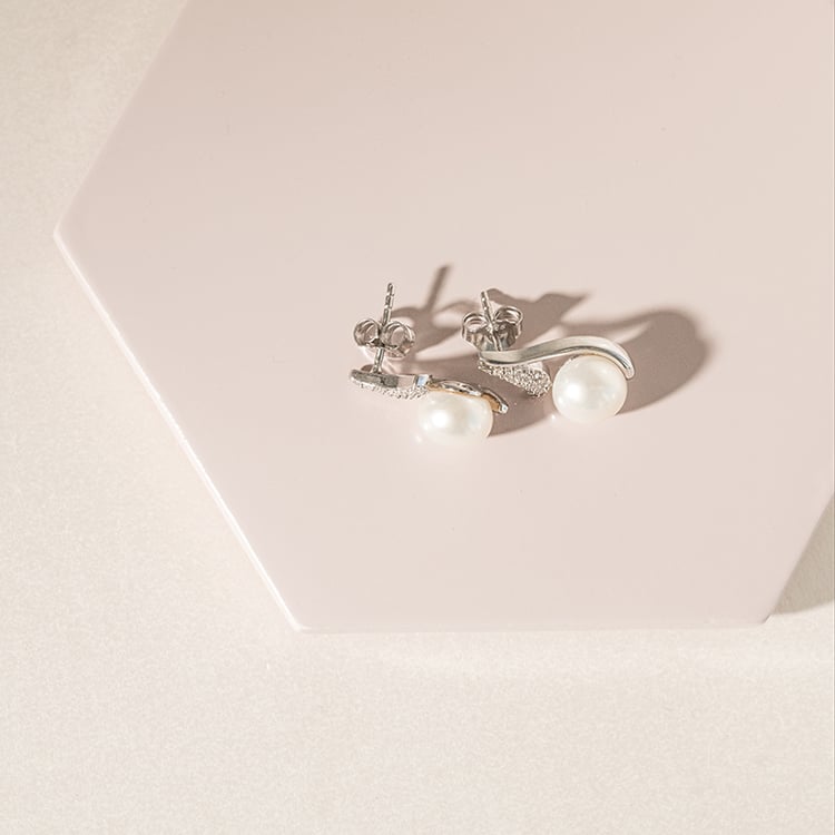 Stříbrné napichovací náušnice s perlou Lomina 119832