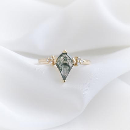 Jedinečný zásnubní prsten s mechovým achátem Kettil