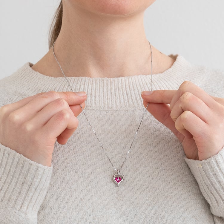 Rubínové srdce ve stříbrném přívěsku srdce Lovelyn 120968