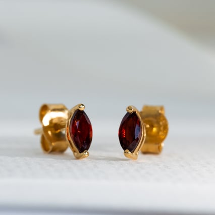 Minimalistické stříbrné náušnice s granáty Andine