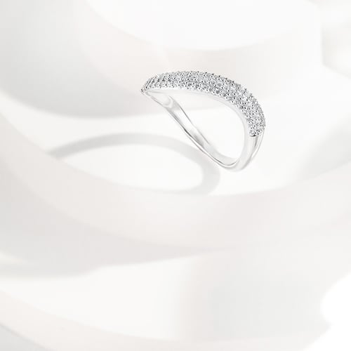 Half eternity zvlněný stříbrný prsten s diamanty Hjalmar